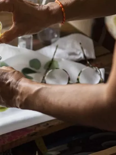 Imagen de manos preparando pinturas verdes