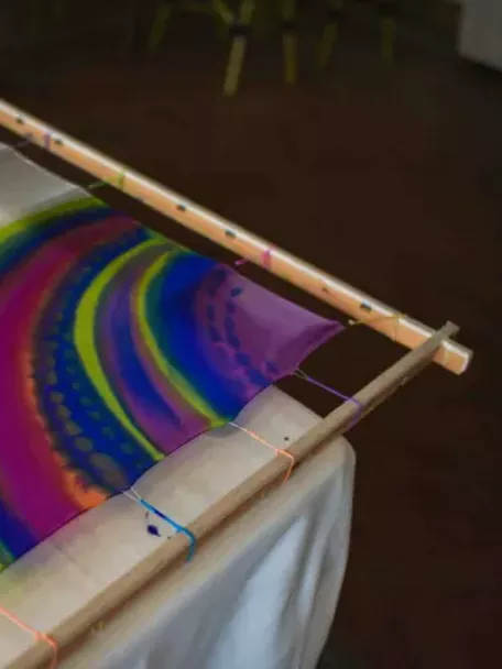 Imagen de una tela decorada de colores