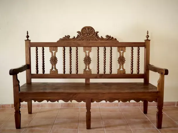 Imagen de un banco de madera