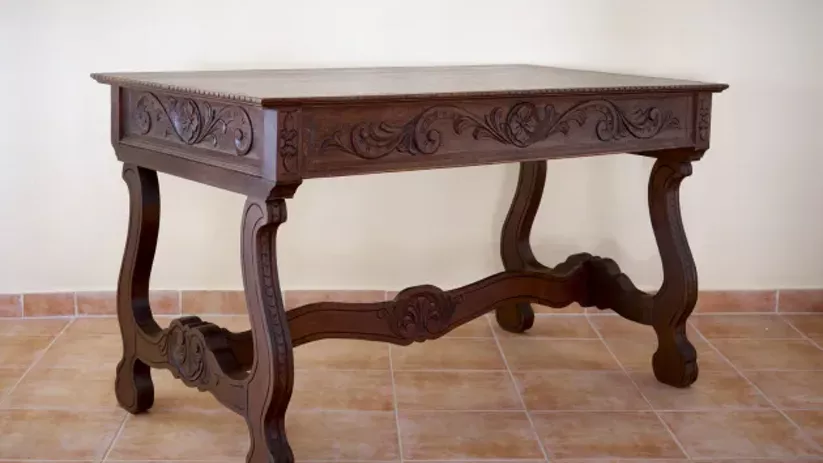 Imagen de una mesa pequeña de madera