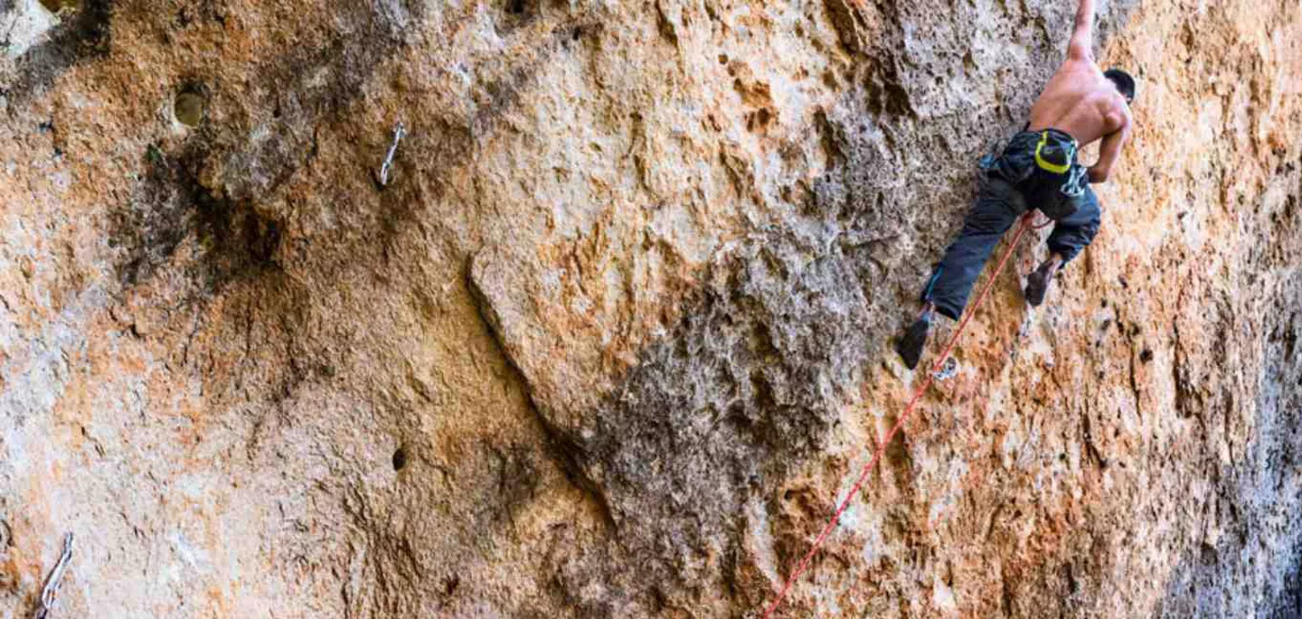 Imagen de una persona practicando escalada 