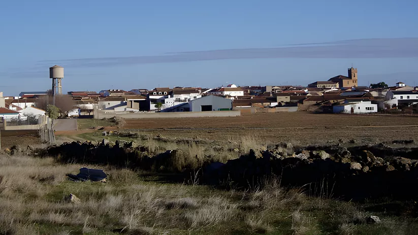 Panorámica de pueblo con depósito de agua y edificios bajos