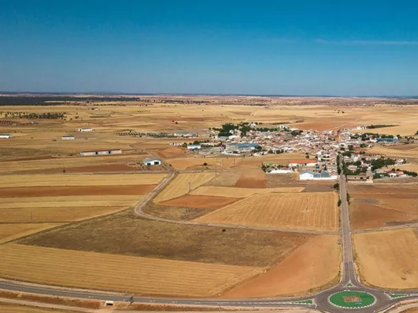 Vista aérea de pueblo rodeado de campos y carreteras