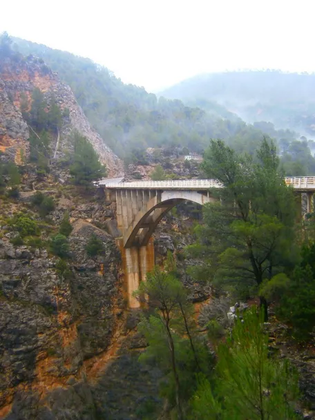 Puente nuevo sobre el Turia en Santa Cruz de Moya