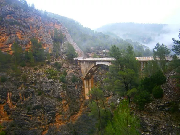 Puente nuevo sobre el Turia en Santa Cruz de Moya