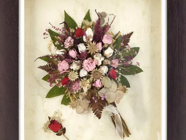Imagen de ramo de rosas secas enmarcado