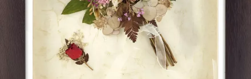Imagen de ramo de rosas secas enmarcado