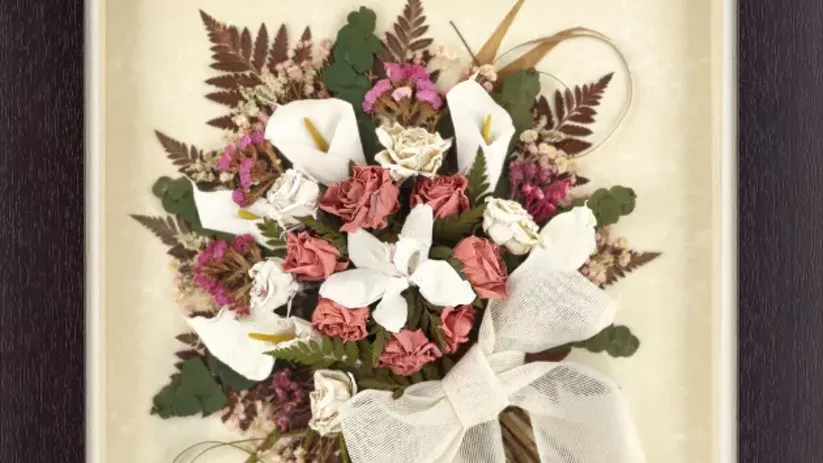 Imagen de un ramo de flores secas enmarcado