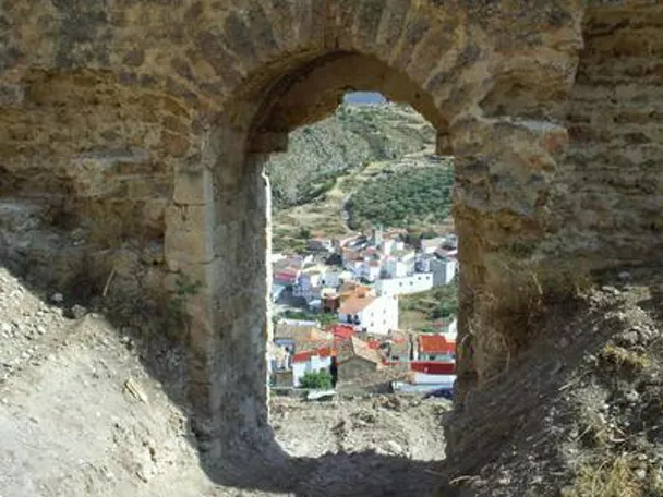 Imagen del pueblo de Enguídanos a través de un arco de piedra