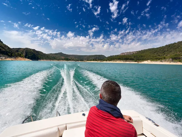 Barco navegando en el embalse de Entrepeñas, Sacedón