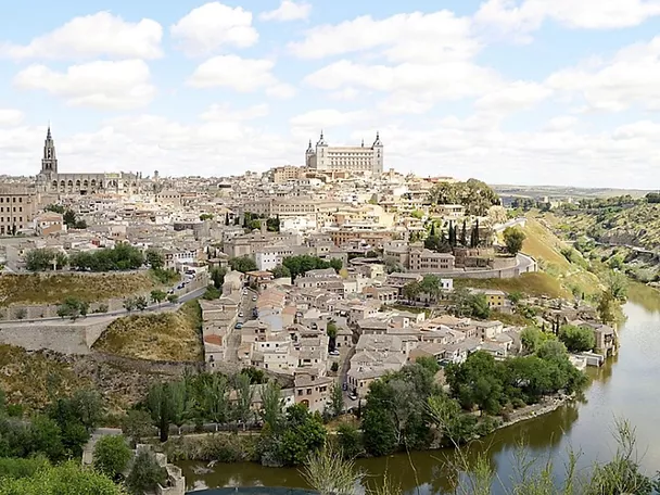 Vista panorámica de ciudad histórica junto al río