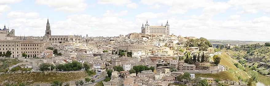 Vista panorámica de ciudad histórica junto al río