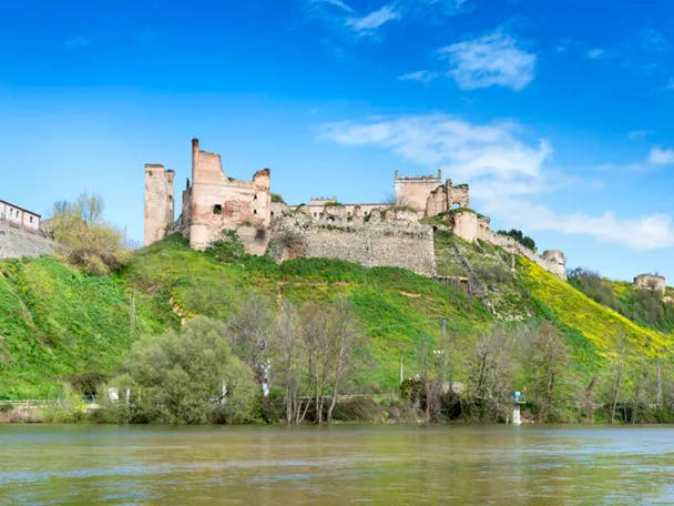 Castillo y río Alberche a su paso por Escalona