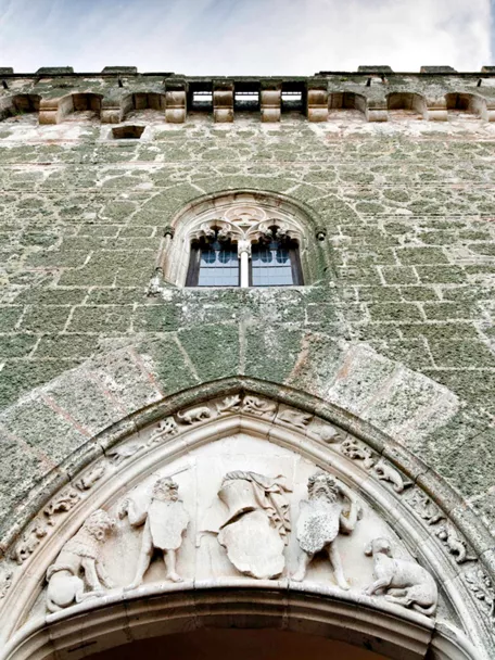 Detalle de la puerta de acceso del castillo de Escalona