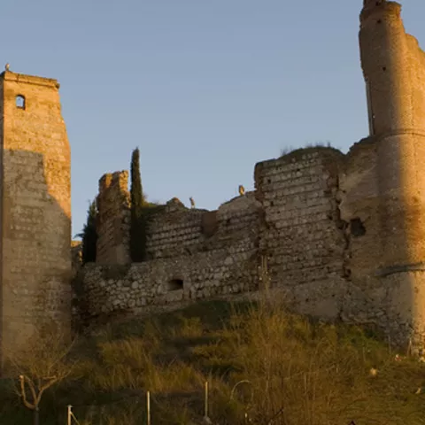 Imagen de una parte de las ruinas del castillo de Escalona con la puesta de sol