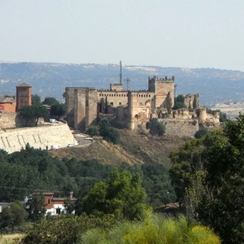 Imagen del castillo de Escalona y sus alrededores con montaña de fondo