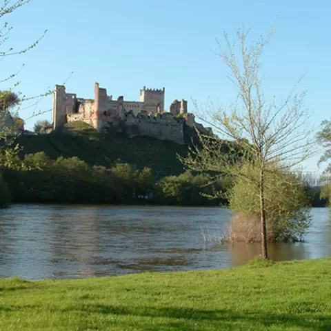 Imagen del castillo de Escalona desde el otro lado del río
