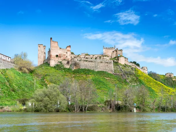 Imagen de castillo de Escalona desde el río