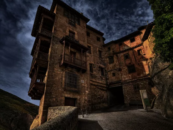 Imagen de casas colgadas de Cuenca con cielo oscuro
