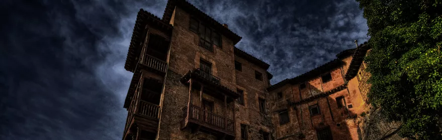Imagen de casas colgadas de Cuenca con cielo oscuro