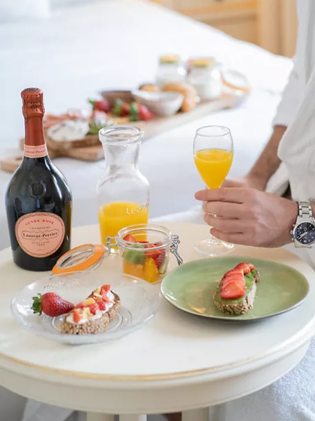 Imagen de un desayuno del hotel con zumos, tostadas y frutas