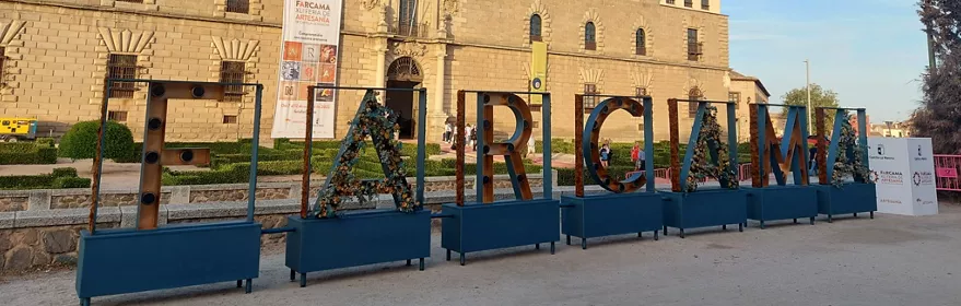 Fachada histórica con letras decorativas de feria delante