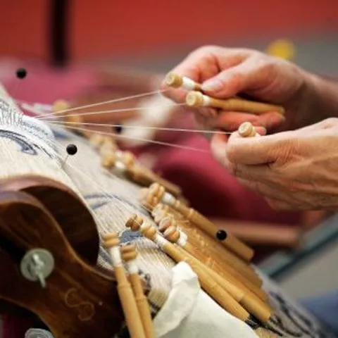 Imagen de manos cosiendo