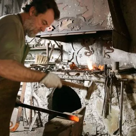 Imagen de hombre forjando
