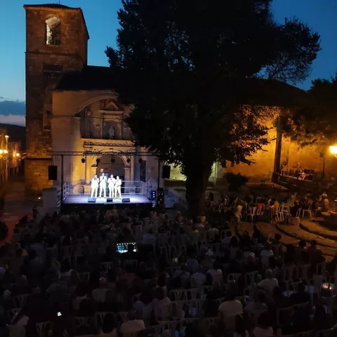 Vista de una actuación dentro del festival FIMUC de Beteta, Cuenca