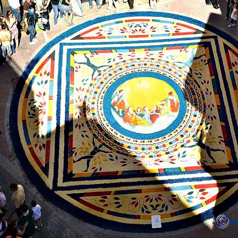 Imagen de una alfombra redonda y colorida en la calle