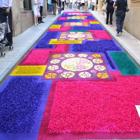 Imagen de una alfombra en una calle