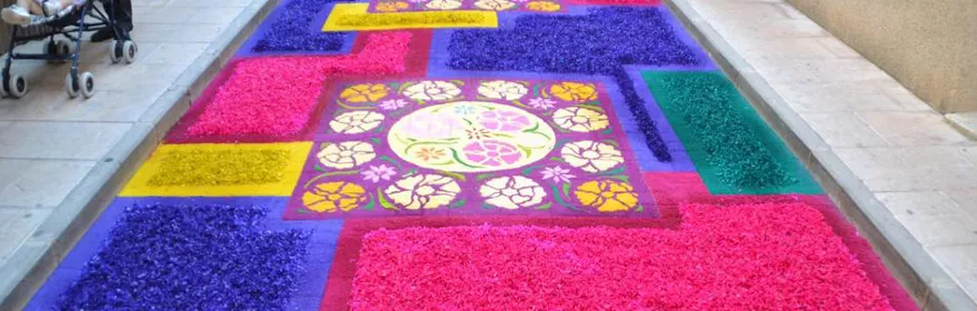 Imagen de una alfombra en una calle