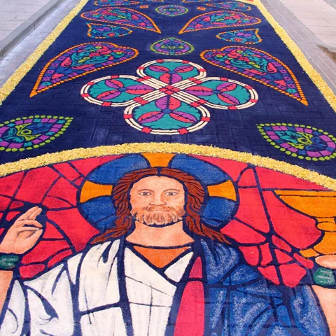 Imagen de unas alfombras en una calle 