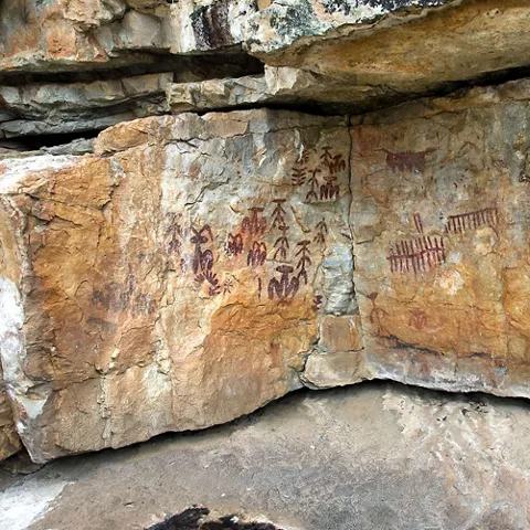 Imagen de pinturas rupestres en Fuencaliente