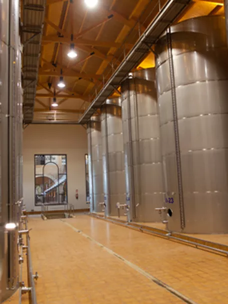 Imagen de los tanques donde se prepara el vino