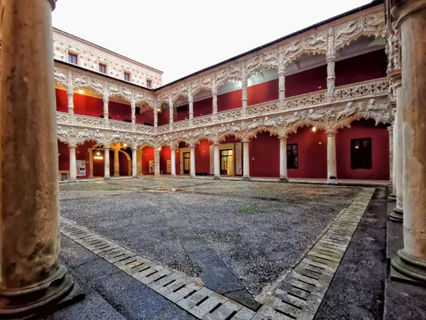 Imagen de la plaza interior de un edificio