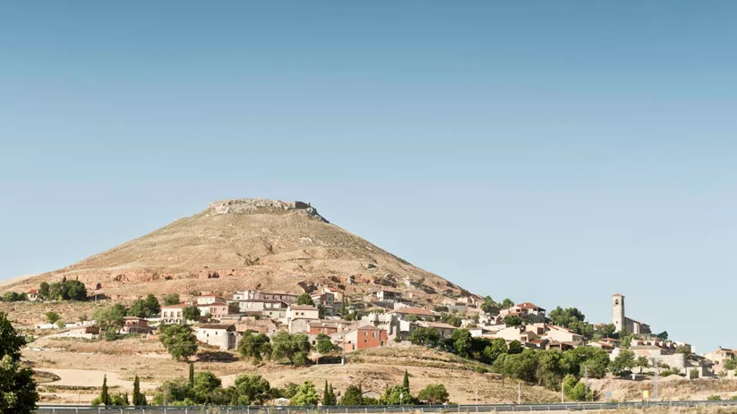 Vista de Hita con el Cerro del Castillo.