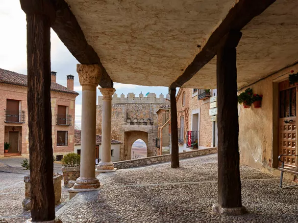 Puerta de Santa María desde la plaza del Arcipreste, Hita.