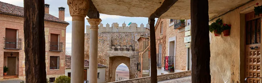 Puerta de Santa María desde la plaza del Arcipreste, Hita.