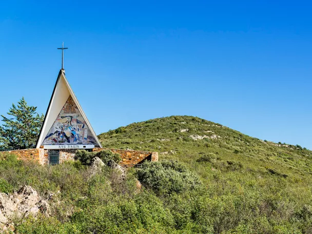 Imagen de una iglesia en un monte