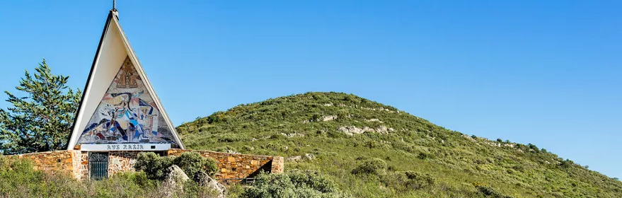 Imagen de una iglesia en un monte