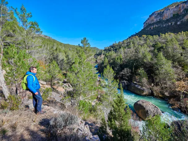 Senderista mirando el río Tajo en el Hundido de Armallones