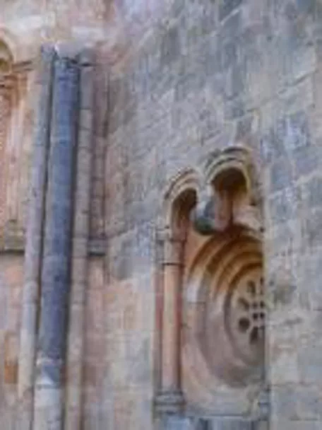 Imagen lateral de la iglesia de santa coloma
