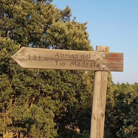 Señal indicativa de acceso al Abrigo del Tío Modesto en Henarejos