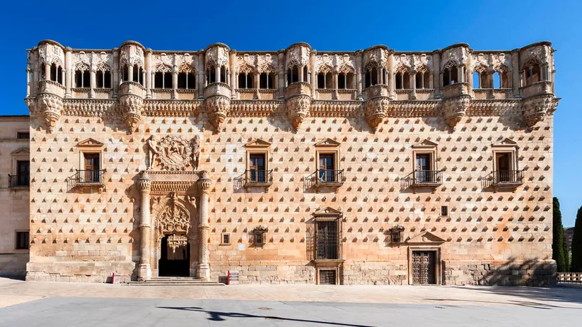 Fachada principal del palacio del Infantado