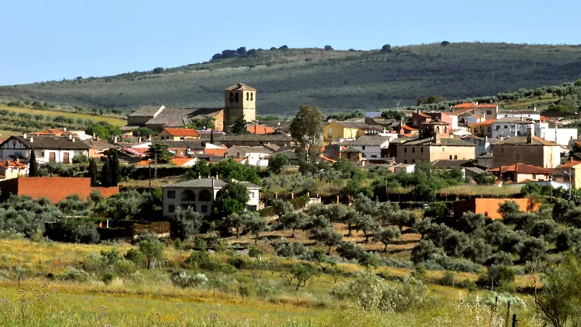 Puente de piedra de dos arcos reflejado en el agua