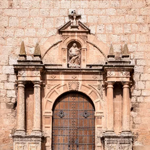 Portada de la iglesia de San Salvador, La Roda