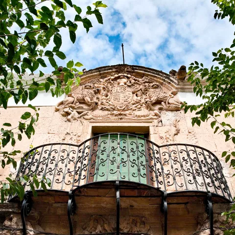 Balcón y escudo del palacio de los Condes de Villaleal, La Roda