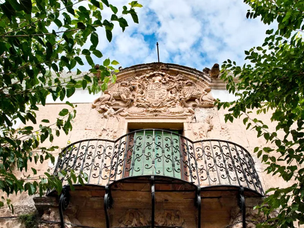 Balcón y escudo del palacio de los Condes de Villaleal, La Roda