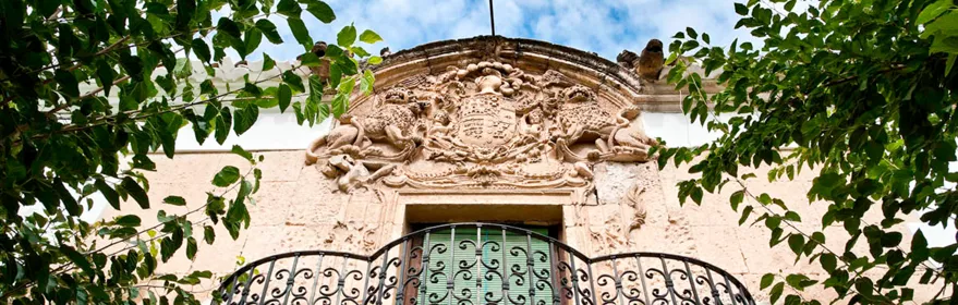Balcón y escudo del palacio de los Condes de Villaleal, La Roda